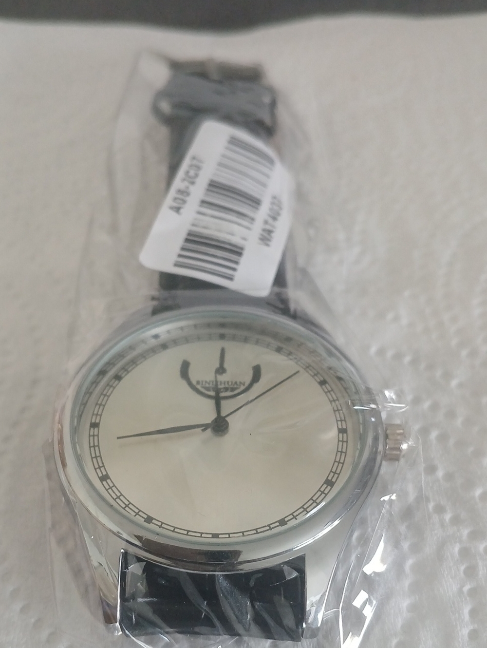 Minimalist Men's Wristwatch in Black and Cream